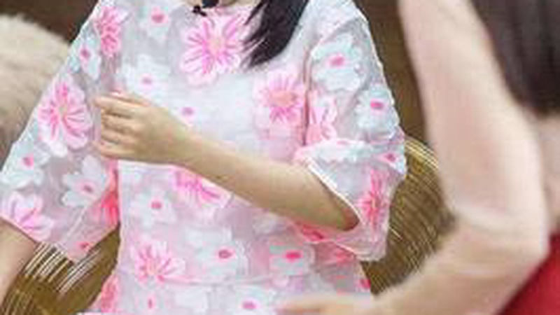 谢娜红裙被踩两秒神级救场 实习生吓傻她竟笑着安慰