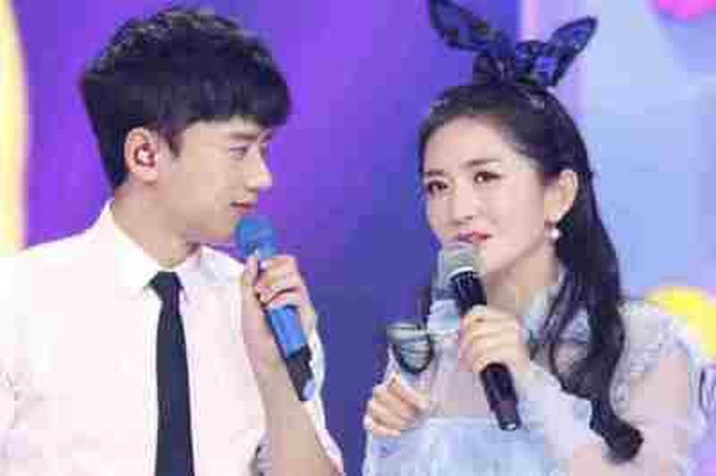 谢娜红裙被踩两秒神级救场 实习生吓傻她竟笑着安慰